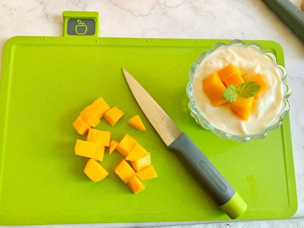 芝士泡菜火腿蛋卷饼和芒果酸奶