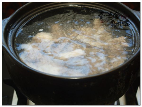 炖一锅羊肉与白萝卜清汤