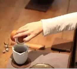 喝茶时盖碗的使用方法