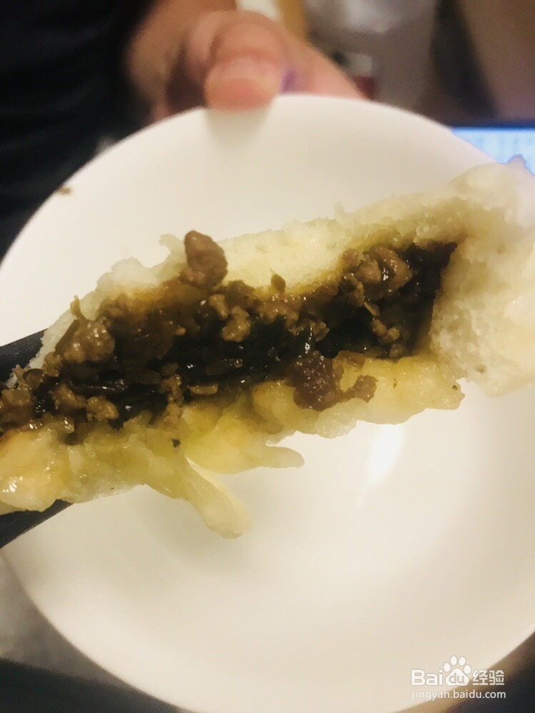 一个人做芽菜肉包