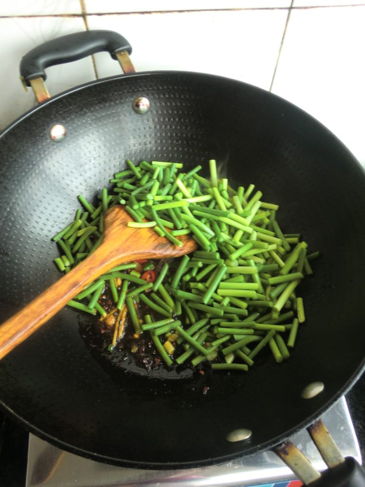 豆豉辣酱蒜薹香干的做法，好吃不腻！