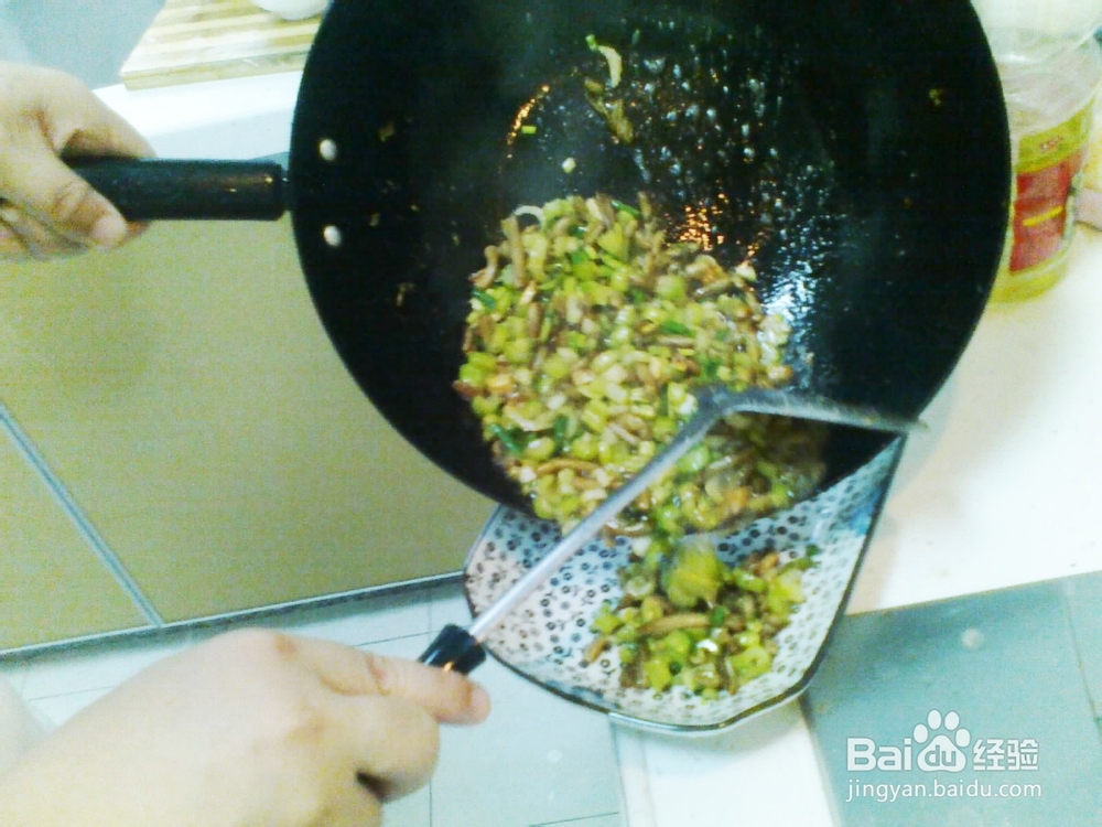 鸭肠炒芹菜的做法