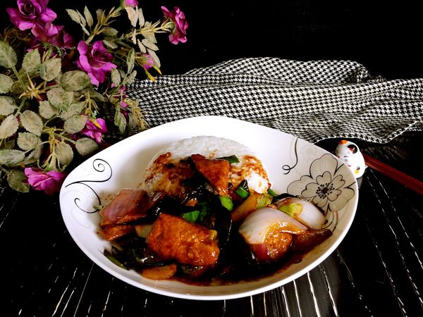 酱爆猪肝盖浇饭