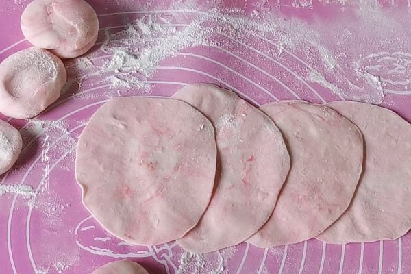 纯碱手工花式豆沙包