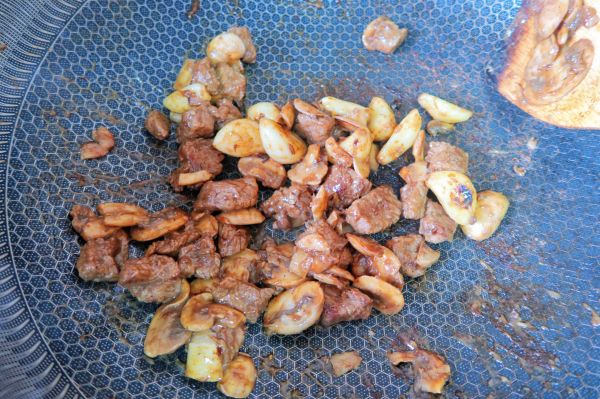 蒜香口蘑牛肉粒