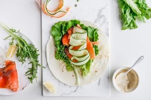 在家制作美味的烟熏三文鱼蛋白粉卷饼运动餐