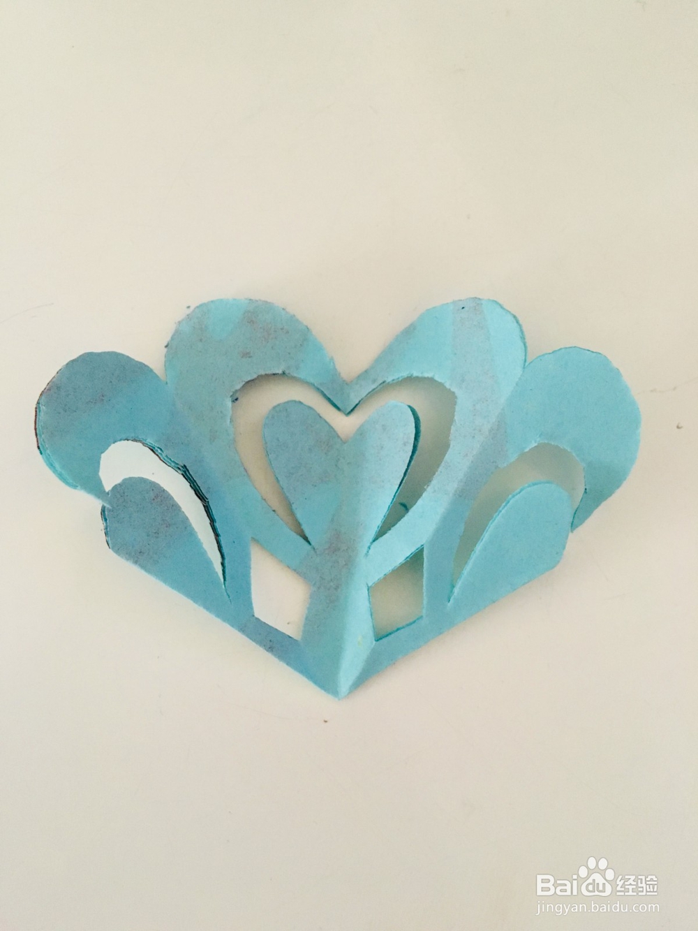 怎样剪出五瓣心形窗花?