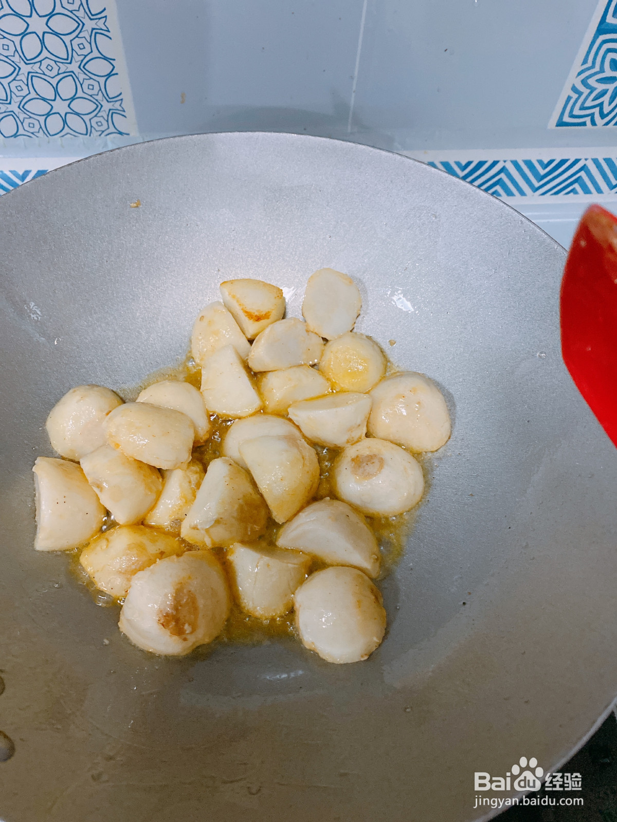 五花肉炒芋头的做法