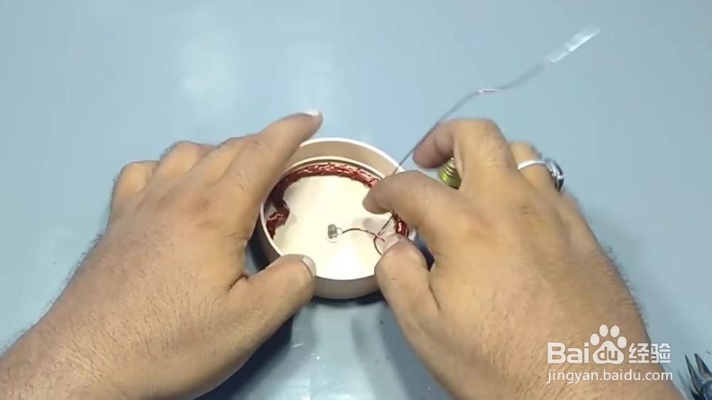 怎么让不接电源的灯泡亮起来