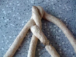 酸奶黑麦辫子面包怎么做?