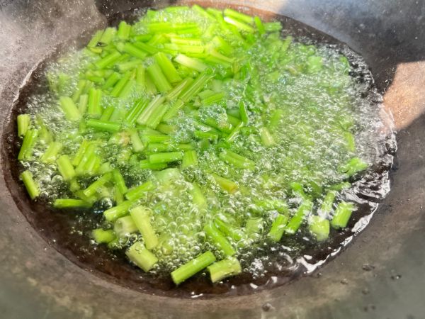 凉拌西芹鸡蛋丝