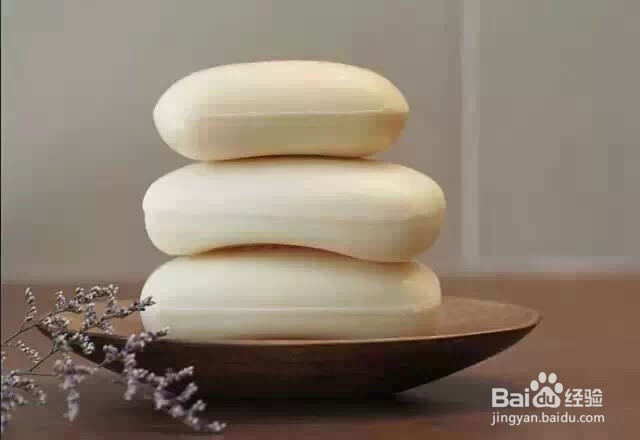 背上长痘痘如何祛除及其成因?