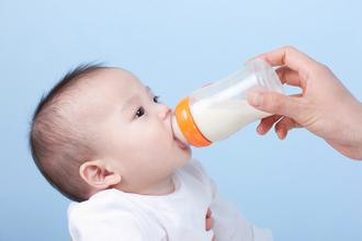 <b>如何用奶瓶给宝宝喂奶</b>