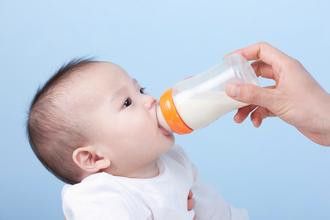 如何用奶瓶给宝宝喂奶？