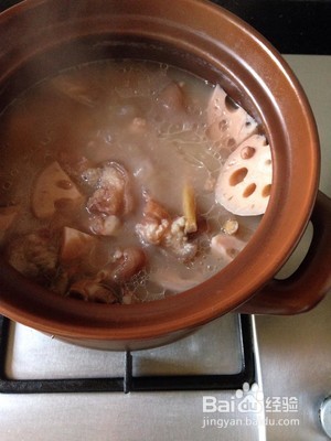 猪脚莲藕花生汤的做法