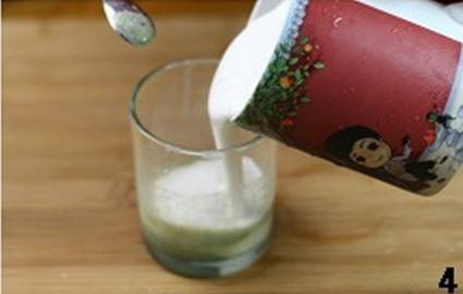 怎样居家制作冰抹茶牛奶