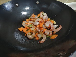食补养生黄瓜虾仁的做法