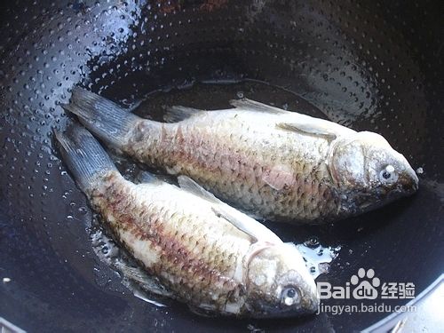 简简单单的奶白色营养汤——鲫鱼蘑菇汤