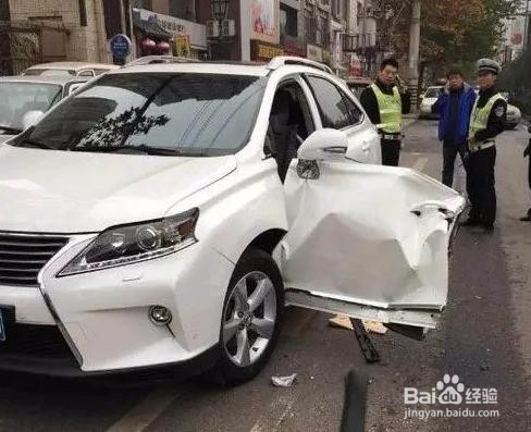 这辆日系豪车停路边被大巴撞了，大巴车主心慌慌