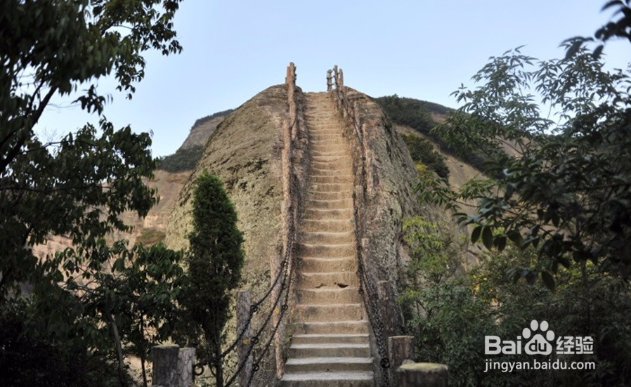 广西丹霞,石山奇形秀丽如同怪兽出头