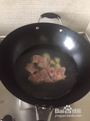 食补养生电饭煲玉米排骨汤的做法