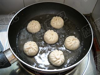 腊味茄肉生煎包