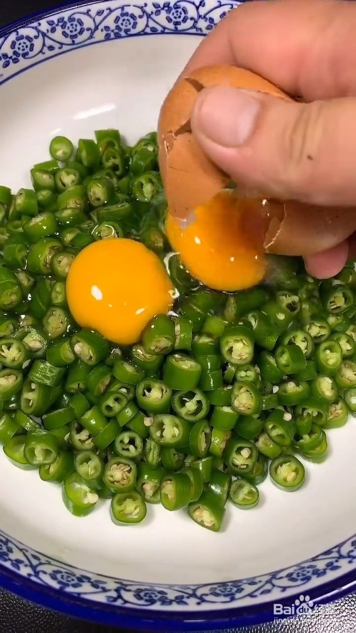 如何制作简单又非常下饭的辣椒炒鸡蛋