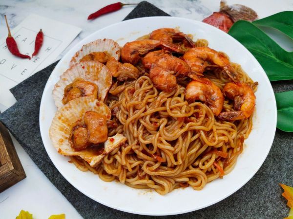 香辣酱海鲜拌冷面