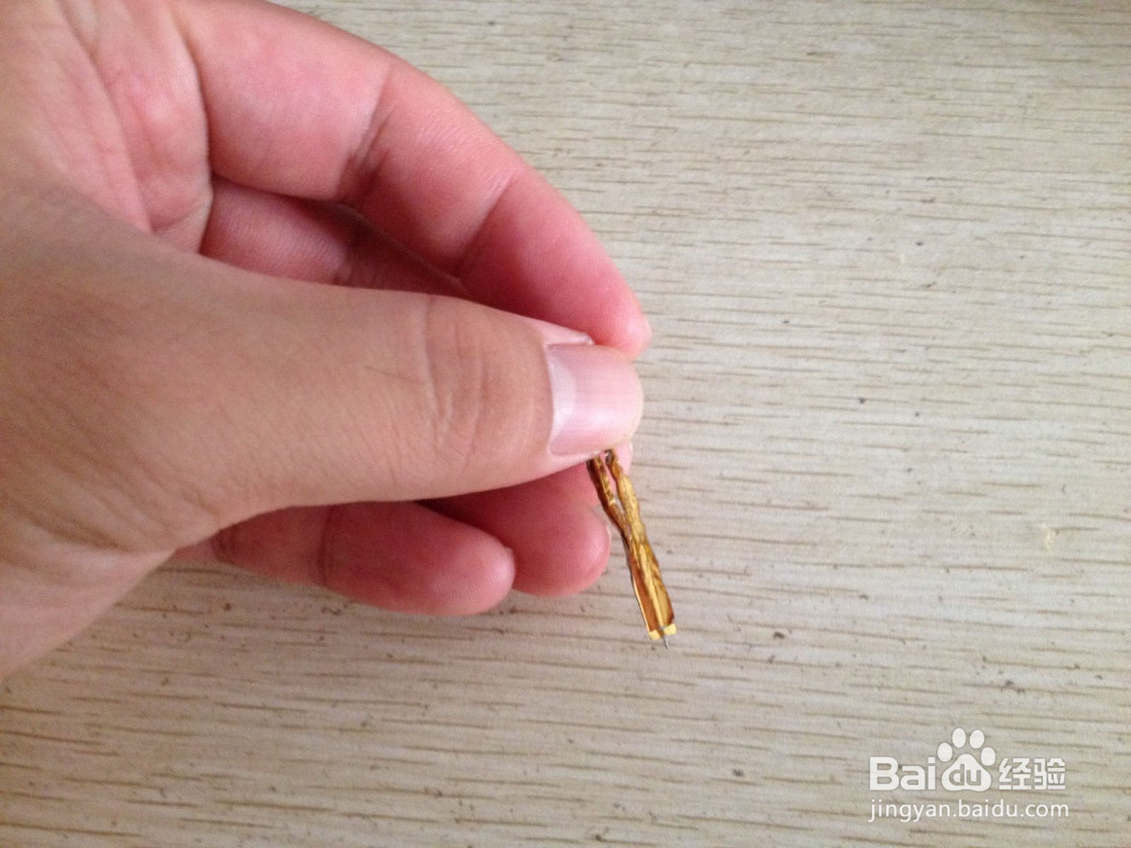 如何用面包袋绑绳折叠出简易的钢笔的支架
