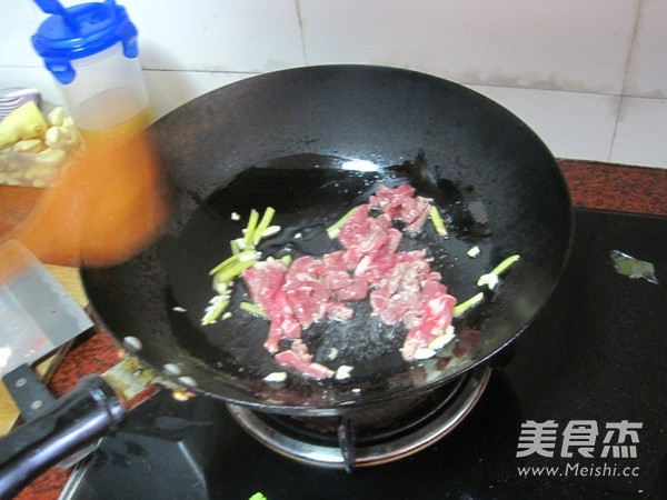 牛肉炒香芹的做法