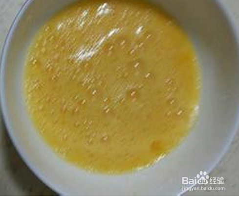 如何用鸡蛋和年糕做出美味的食物?