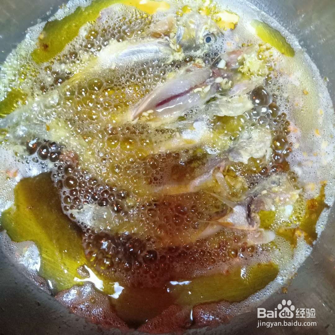 油炸小黄鱼，这样做不但好吃还不糊锅