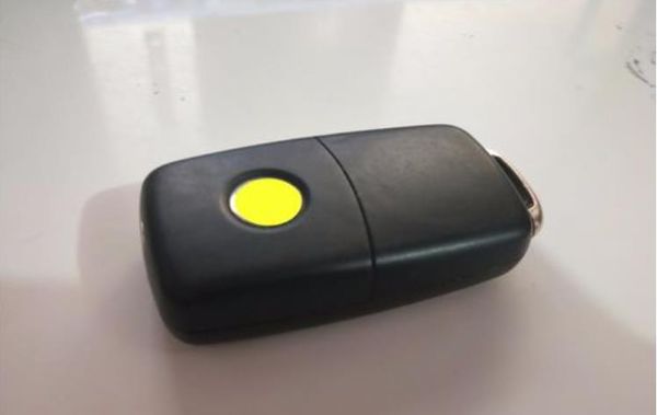 迈锐宝XL钥匙怎么换电池，拆不开。还有首保应该3个月3000公里还是半年5000公里
