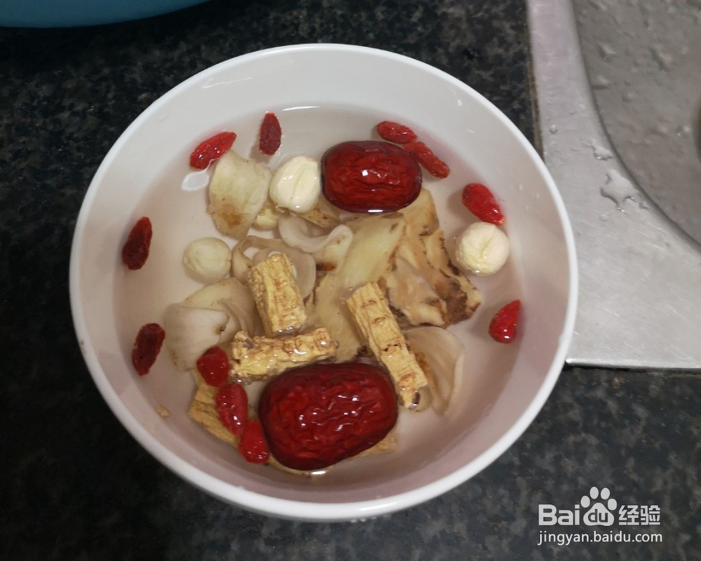 每日美食-当归党参红枣枸杞砂锅煲土鸡?