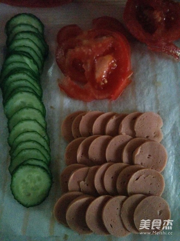 蔬菜火腿果酱三明治