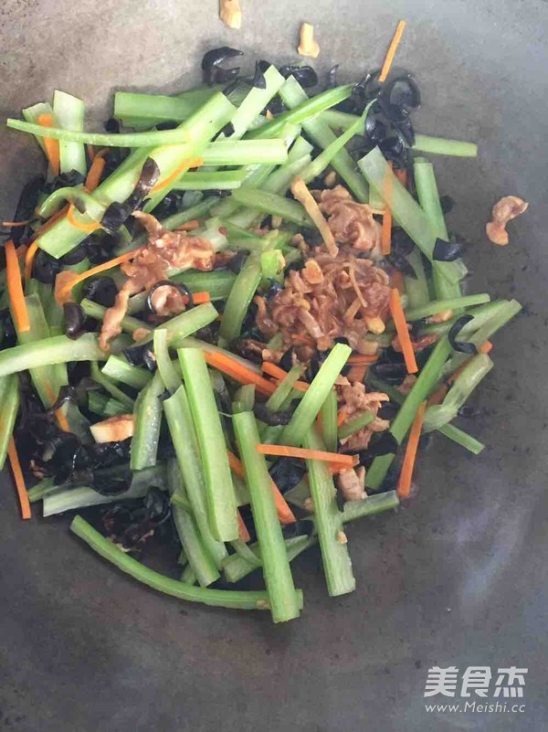 芹菜炒鸡肉的做法