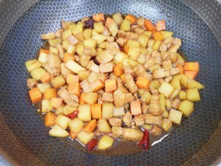 五花肉焖饭的做法