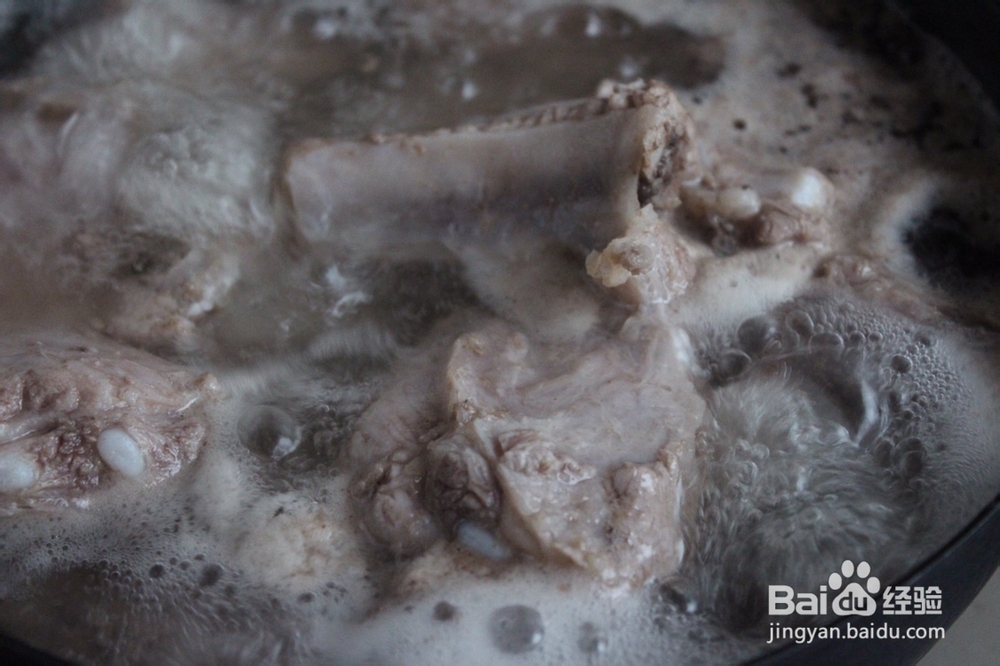 如何做玉米胡萝卜排骨汤？