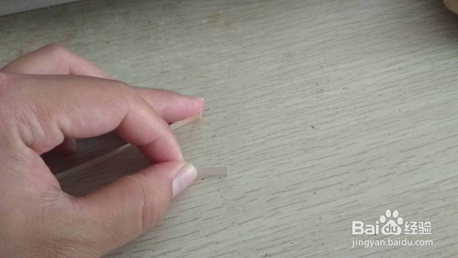 如何用一个细长的硬卡纸做简易的钢笔的支架