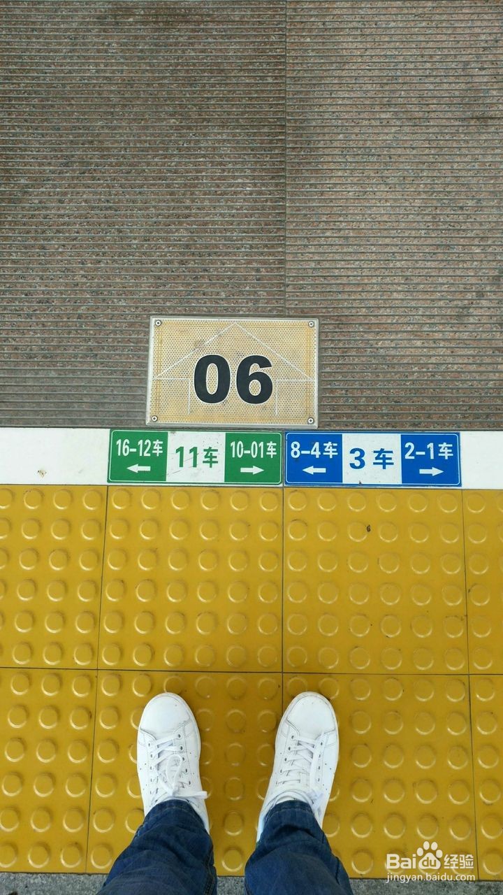 高铁站台车厢地标图片