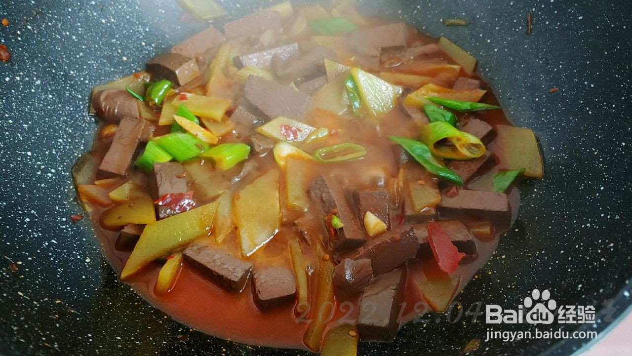 红油青笋烧鸭血的做法