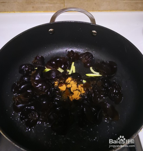 木耳炒蒜苗的做法