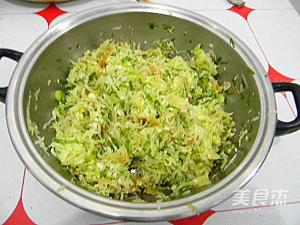 萝卜青椒酥肉水煎包