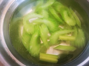 西芹炒虾仁的做法