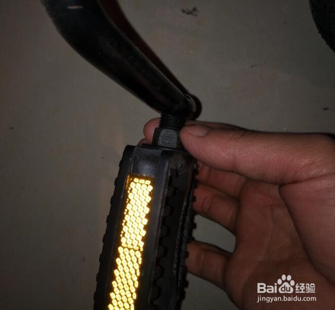 如何安装儿童自行车脚踏板？