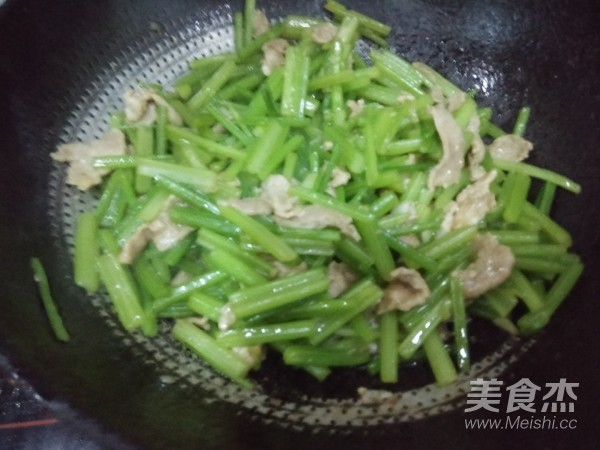 肉炒香芹的做法