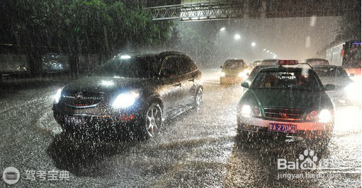 大雾大雨就开双闪？