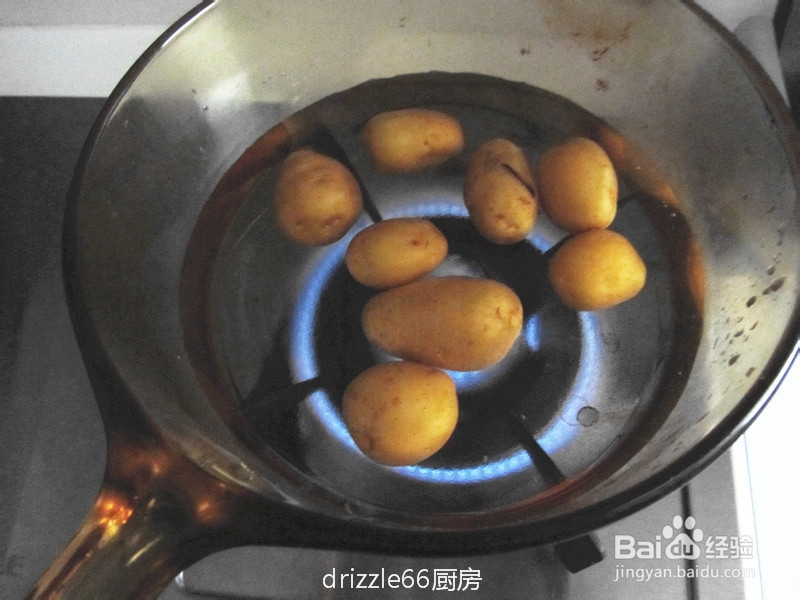 锅塌小土豆的做法—先煮后煎滋味佳