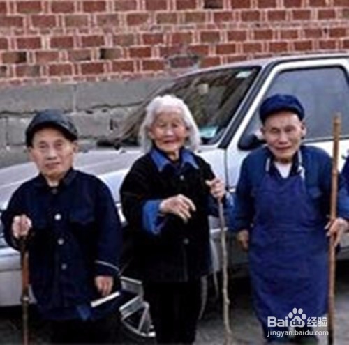 如何协助老年人站立、行走活动方法