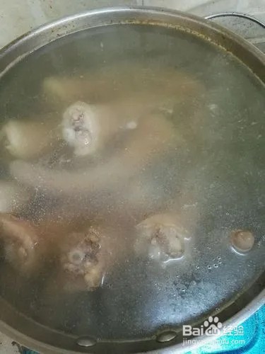 酸豆角炖猪尾巴